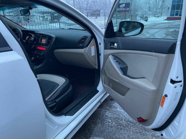 Білий Кіа Оптіма, об'ємом двигуна 2.4 л та пробігом 175 тис. км за 7900 $, фото 3 на Automoto.ua