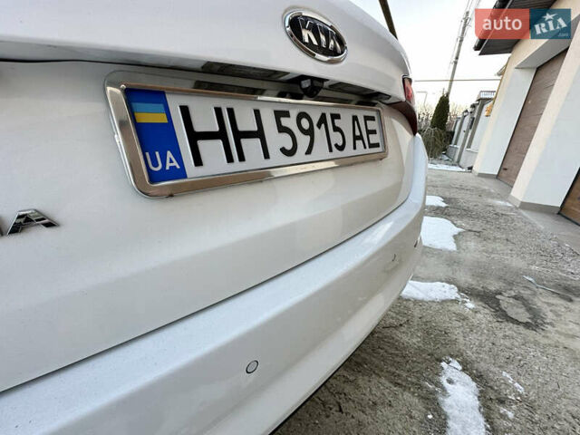 Белый Киа Оптима, объемом двигателя 2 л и пробегом 223 тыс. км за 8500 $, фото 6 на Automoto.ua