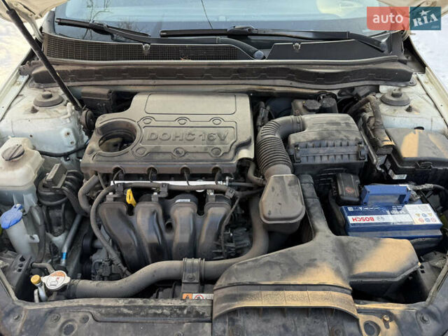 Белый Киа Оптима, объемом двигателя 2 л и пробегом 210 тыс. км за 9600 $, фото 1 на Automoto.ua