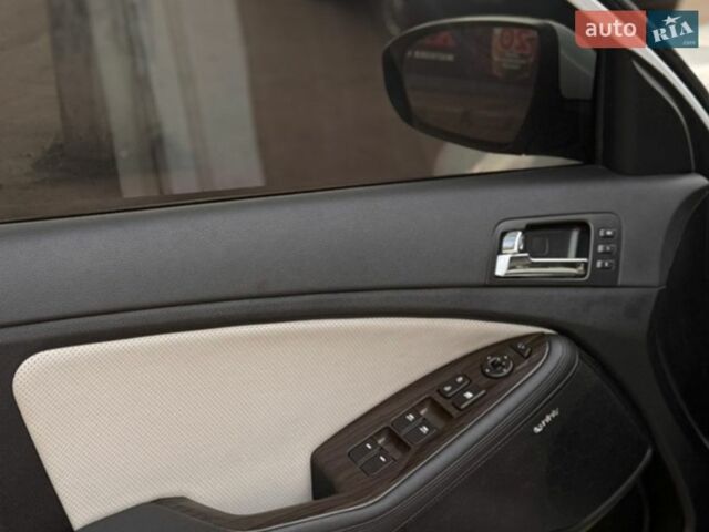 Білий Кіа Оптіма, об'ємом двигуна 2 л та пробігом 230 тис. км за 9350 $, фото 4 на Automoto.ua