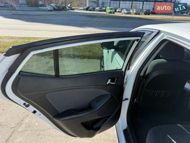 Білий Кіа Оптіма, об'ємом двигуна 2.36 л та пробігом 279 тис. км за 8500 $, фото 15 на Automoto.ua