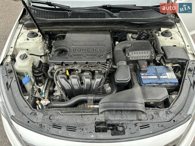 Білий Кіа Оптіма, об'ємом двигуна 2 л та пробігом 254 тис. км за 9999 $, фото 10 на Automoto.ua