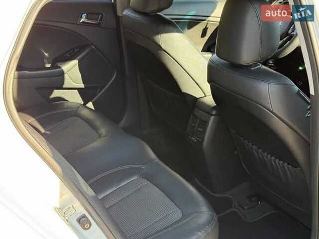 Білий Кіа Оптіма, об'ємом двигуна 2 л та пробігом 222 тис. км за 9440 $, фото 5 на Automoto.ua