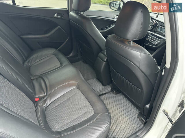 Білий Кіа Оптіма, об'ємом двигуна 2 л та пробігом 254 тис. км за 9999 $, фото 8 на Automoto.ua