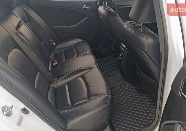 Білий Кіа Оптіма, об'ємом двигуна 2 л та пробігом 161 тис. км за 8994 $, фото 6 на Automoto.ua