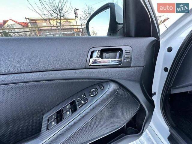 Белый Киа Оптима, объемом двигателя 2 л и пробегом 223 тыс. км за 8500 $, фото 11 на Automoto.ua