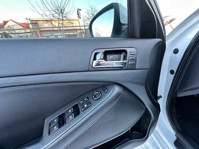 Белый Киа Оптима, объемом двигателя 2 л и пробегом 223 тыс. км за 8500 $, фото 11 на Automoto.ua