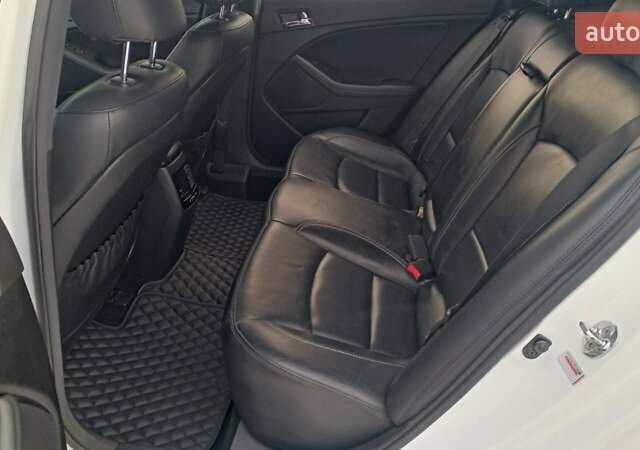 Білий Кіа Оптіма, об'ємом двигуна 2 л та пробігом 161 тис. км за 8994 $, фото 10 на Automoto.ua