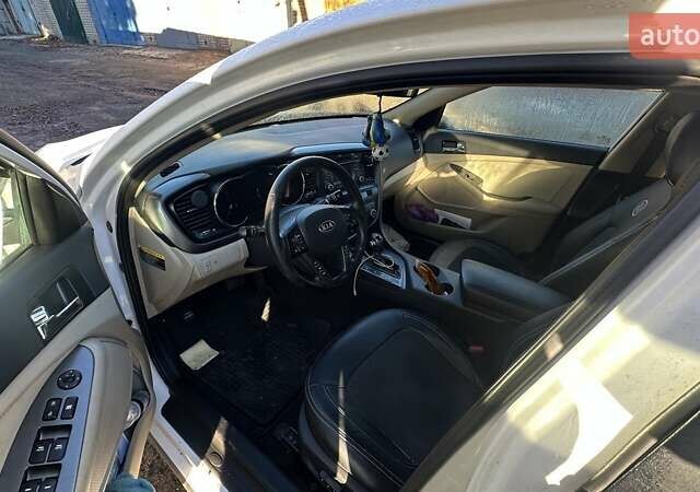 Білий Кіа Оптіма, об'ємом двигуна 2.36 л та пробігом 250 тис. км за 7800 $, фото 10 на Automoto.ua