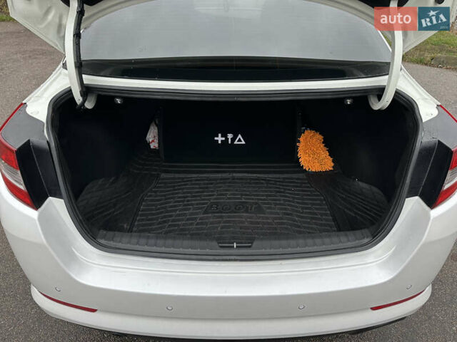 Білий Кіа Оптіма, об'ємом двигуна 2 л та пробігом 254 тис. км за 9999 $, фото 12 на Automoto.ua