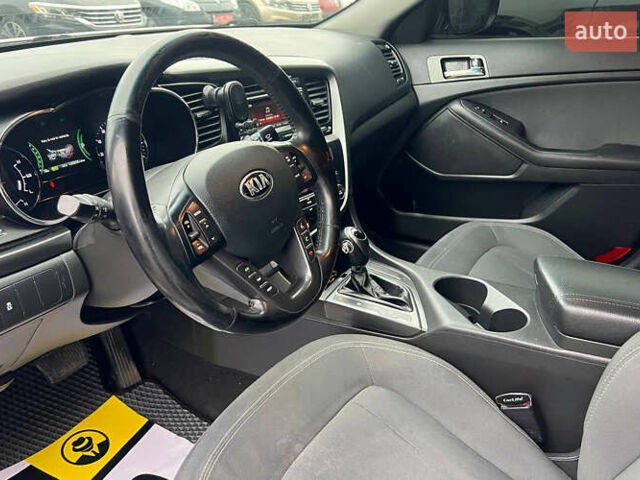 Білий Кіа Оптіма, об'ємом двигуна 2.36 л та пробігом 270 тис. км за 10000 $, фото 10 на Automoto.ua