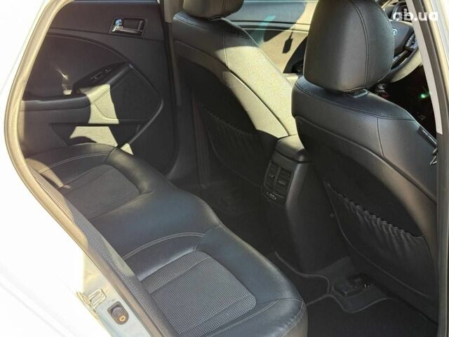 Белый Киа Оптима, объемом двигателя 2 л и пробегом 222 тыс. км за 9440 $, фото 5 на Automoto.ua