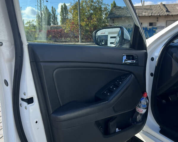 Белый Киа Оптима, объемом двигателя 2 л и пробегом 219 тыс. км за 9500 $, фото 8 на Automoto.ua