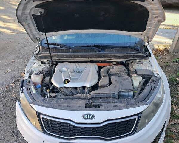 Білий Кіа Оптіма, об'ємом двигуна 2.36 л та пробігом 250 тис. км за 7800 $, фото 1 на Automoto.ua