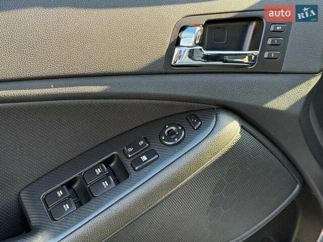 Білий Кіа Оптіма, об'ємом двигуна 2 л та пробігом 222 тис. км за 9440 $, фото 3 на Automoto.ua