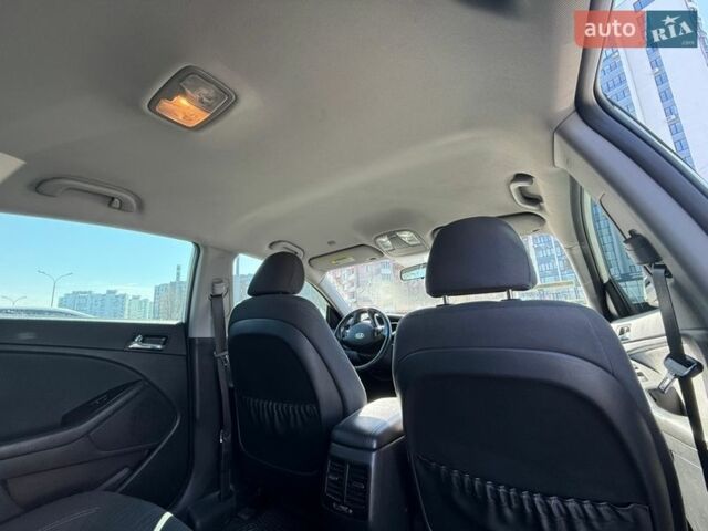 Білий Кіа Оптіма, об'ємом двигуна 2.36 л та пробігом 279 тис. км за 8500 $, фото 21 на Automoto.ua