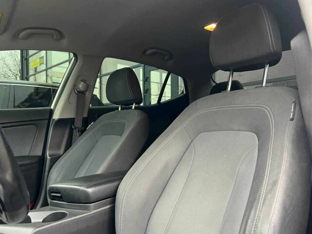 Білий Кіа Оптіма, об'ємом двигуна 2.4 л та пробігом 270 тис. км за 10000 $, фото 9 на Automoto.ua