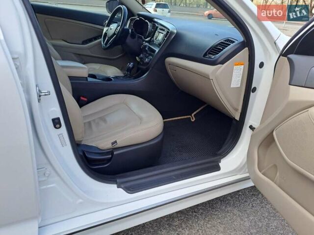 Білий Кіа Оптіма, об'ємом двигуна 2.36 л та пробігом 200 тис. км за 11200 $, фото 14 на Automoto.ua