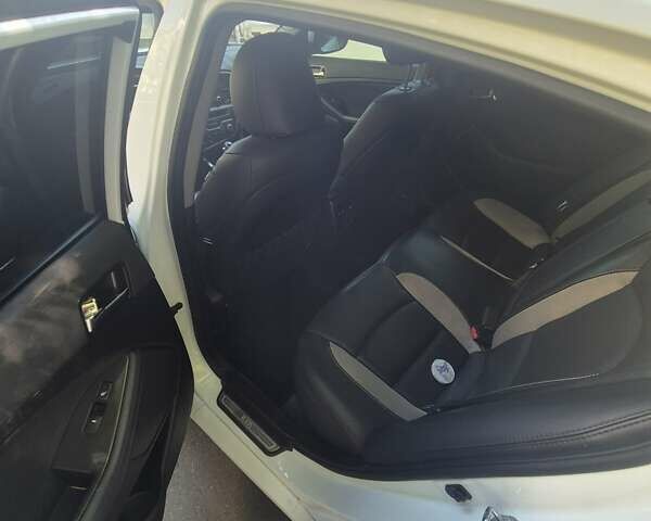 Белый Киа Оптима, объемом двигателя 2 л и пробегом 85 тыс. км за 12500 $, фото 8 на Automoto.ua