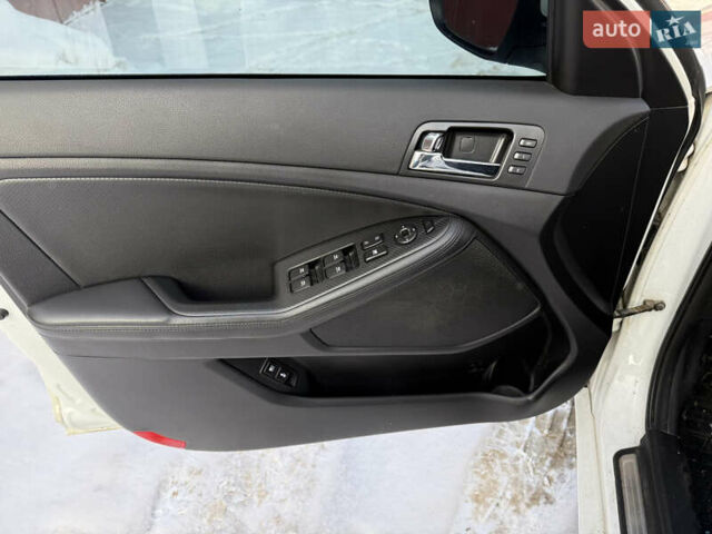 Белый Киа Оптима, объемом двигателя 2 л и пробегом 210 тыс. км за 10000 $, фото 13 на Automoto.ua