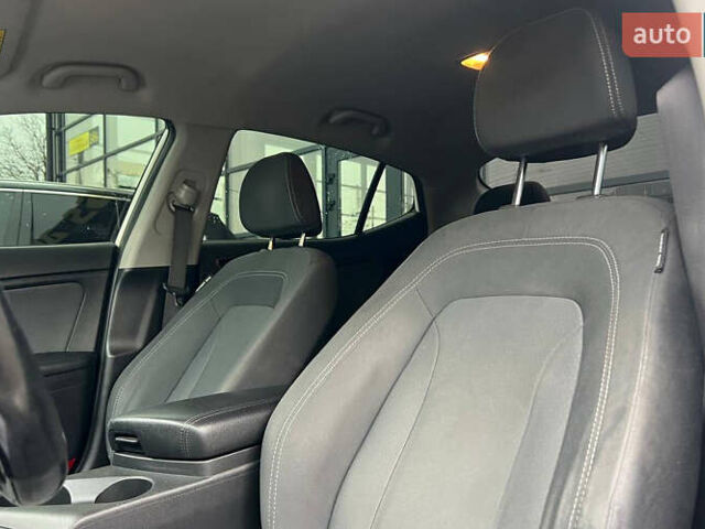 Білий Кіа Оптіма, об'ємом двигуна 2.36 л та пробігом 270 тис. км за 10000 $, фото 9 на Automoto.ua