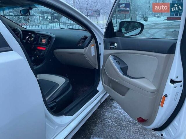 Білий Кіа Оптіма, об'ємом двигуна 2.36 л та пробігом 260 тис. км за 9100 $, фото 5 на Automoto.ua