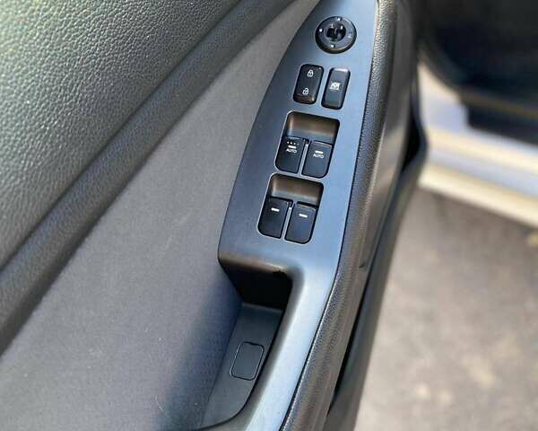 Білий Кіа Оптіма, об'ємом двигуна 2.36 л та пробігом 168 тис. км за 9200 $, фото 5 на Automoto.ua