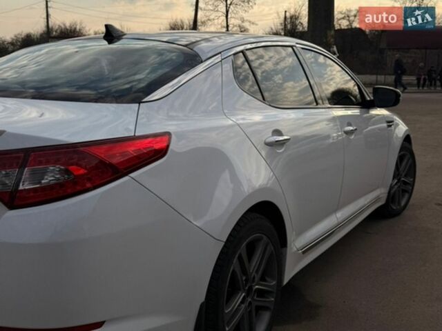 Білий Кіа Оптіма, об'ємом двигуна 2 л та пробігом 230 тис. км за 9350 $, фото 2 на Automoto.ua
