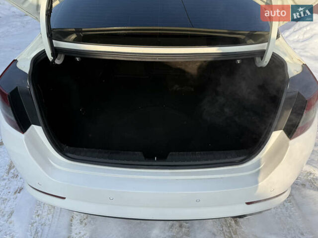 Белый Киа Оптима, объемом двигателя 2 л и пробегом 210 тыс. км за 10000 $, фото 6 на Automoto.ua