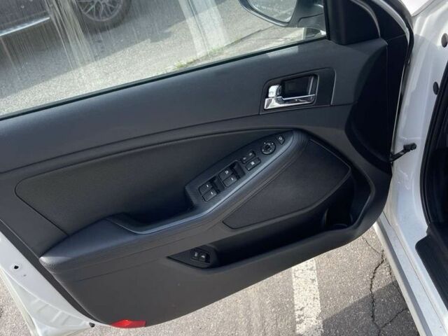 Белый Киа Оптима, объемом двигателя 2 л и пробегом 227 тыс. км за 10000 $, фото 12 на Automoto.ua