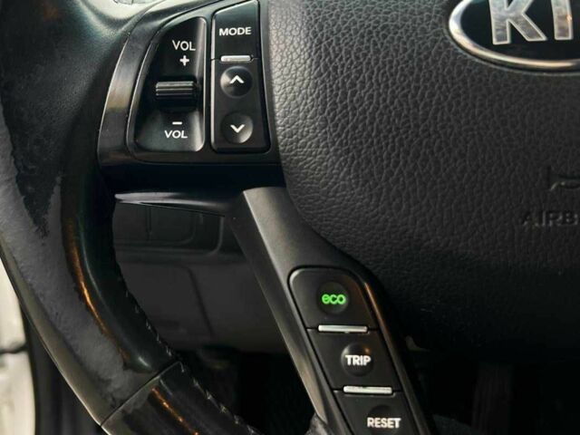 Білий Кіа Оптіма, об'ємом двигуна 2.4 л та пробігом 270 тис. км за 10000 $, фото 12 на Automoto.ua