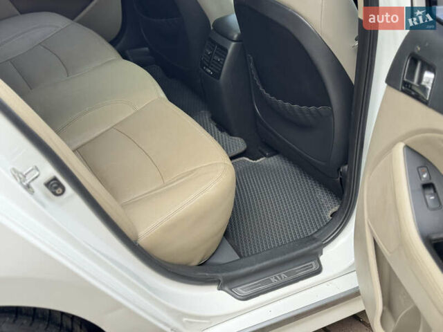 Білий Кіа Оптіма, об'ємом двигуна 2.4 л та пробігом 256 тис. км за 9100 $, фото 18 на Automoto.ua