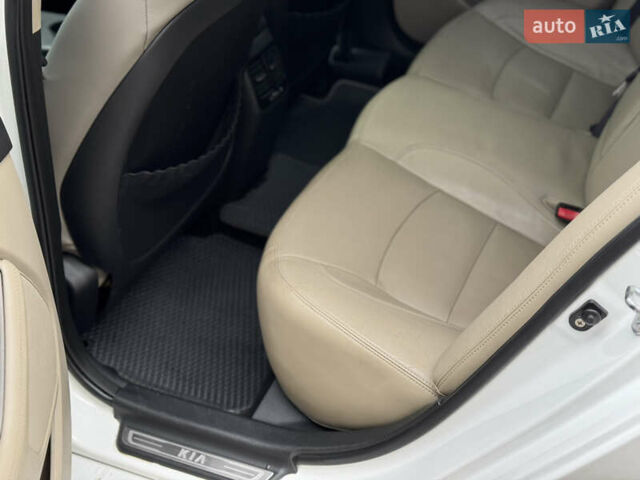 Білий Кіа Оптіма, об'ємом двигуна 2.4 л та пробігом 256 тис. км за 9100 $, фото 19 на Automoto.ua