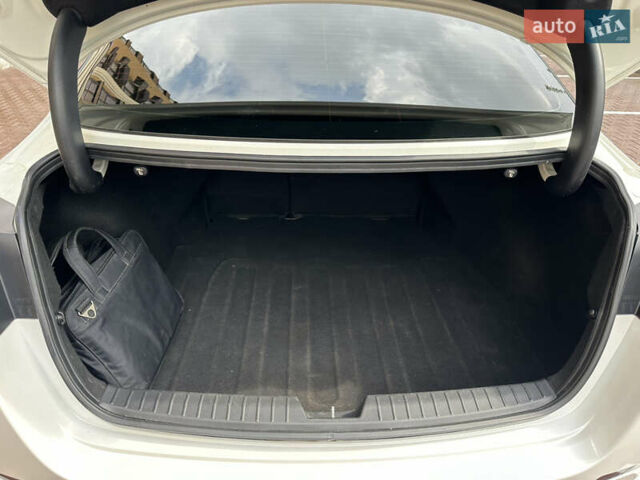 Білий Кіа Оптіма, об'ємом двигуна 2.4 л та пробігом 190 тис. км за 9300 $, фото 27 на Automoto.ua