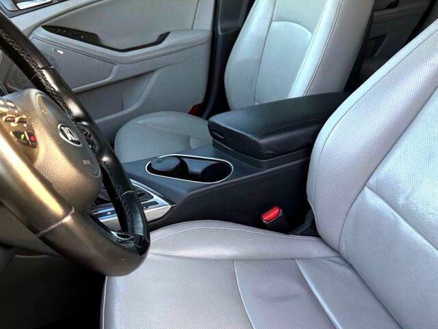 Білий Кіа Оптіма, об'ємом двигуна 2.4 л та пробігом 180 тис. км за 11000 $, фото 6 на Automoto.ua