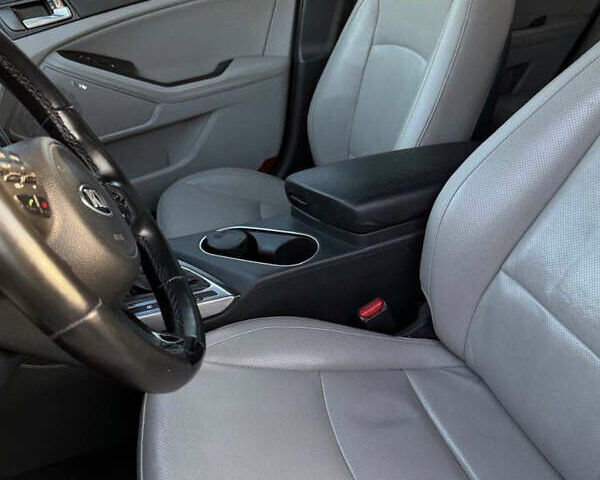 Білий Кіа Оптіма, об'ємом двигуна 2.36 л та пробігом 180 тис. км за 11000 $, фото 7 на Automoto.ua