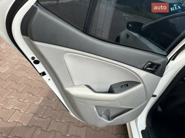 Білий Кіа Оптіма, об'ємом двигуна 2.4 л та пробігом 190 тис. км за 9300 $, фото 29 на Automoto.ua