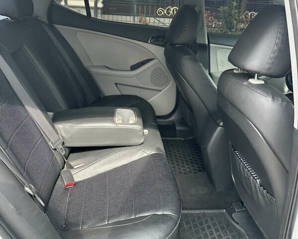 Білий Кіа Оптіма, об'ємом двигуна 2.4 л та пробігом 190 тис. км за 9300 $, фото 28 на Automoto.ua