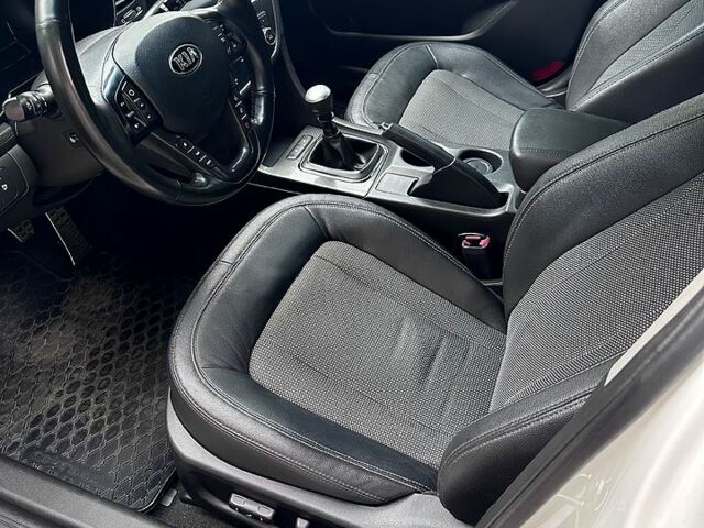 Білий Кіа Оптіма, об'ємом двигуна 2 л та пробігом 99 тис. км за 4800 $, фото 7 на Automoto.ua