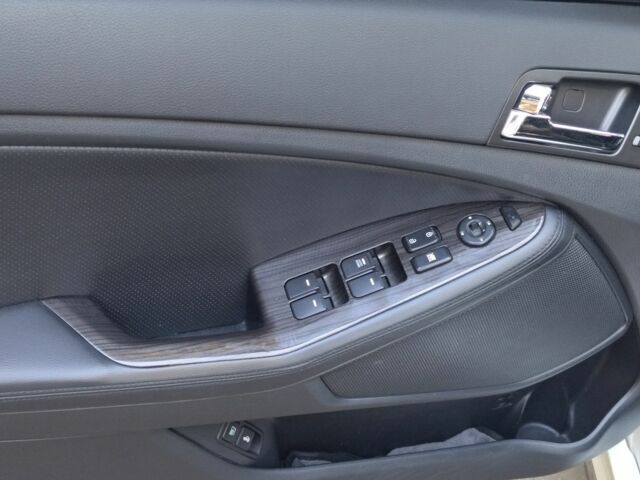 Білий Кіа Оптіма, об'ємом двигуна 2.4 л та пробігом 213 тис. км за 254 $, фото 6 на Automoto.ua