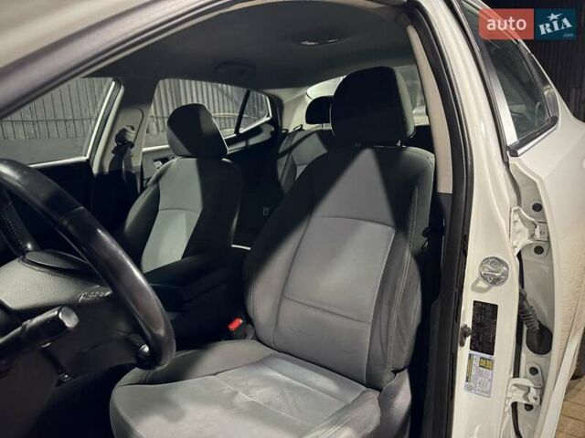 Білий Кіа Оптіма, об'ємом двигуна 2.36 л та пробігом 166 тис. км за 8999 $, фото 18 на Automoto.ua