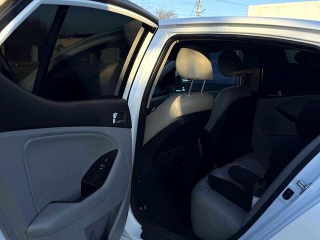 Білий Кіа Оптіма, об'ємом двигуна 2.4 л та пробігом 180 тис. км за 11000 $, фото 5 на Automoto.ua