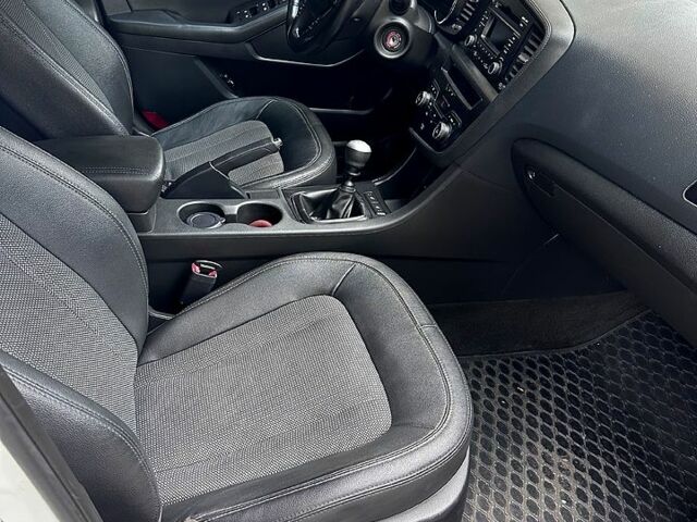 Білий Кіа Оптіма, об'ємом двигуна 2 л та пробігом 99 тис. км за 4800 $, фото 3 на Automoto.ua