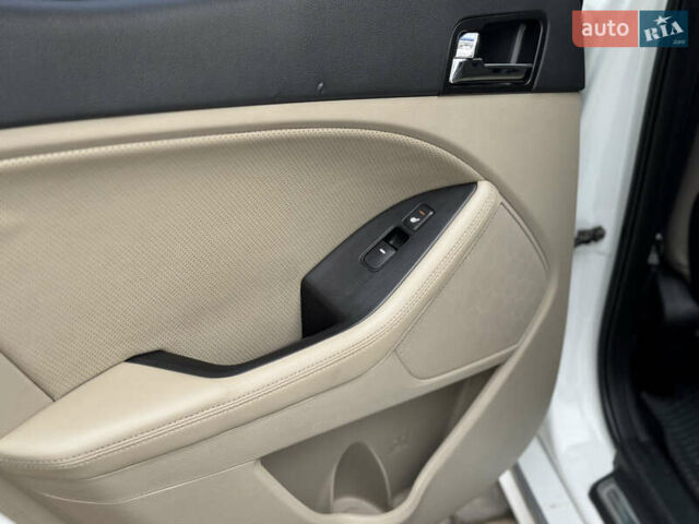 Білий Кіа Оптіма, об'ємом двигуна 2.4 л та пробігом 256 тис. км за 9100 $, фото 21 на Automoto.ua