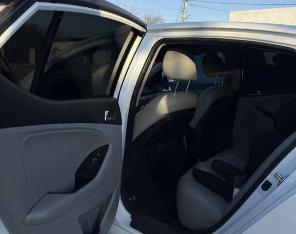 Білий Кіа Оптіма, об'ємом двигуна 2.36 л та пробігом 180 тис. км за 11000 $, фото 6 на Automoto.ua