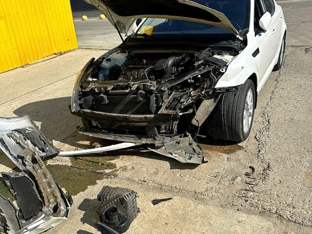 Білий Кіа Оптіма, об'ємом двигуна 2 л та пробігом 99 тис. км за 4800 $, фото 2 на Automoto.ua