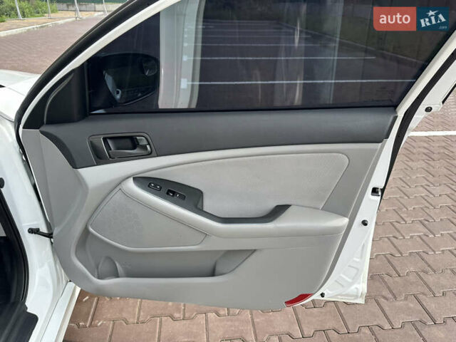 Білий Кіа Оптіма, об'ємом двигуна 2.4 л та пробігом 190 тис. км за 9300 $, фото 25 на Automoto.ua