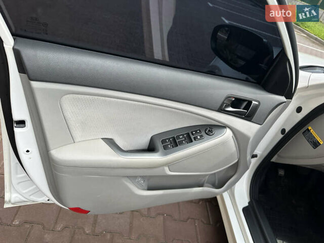 Білий Кіа Оптіма, об'ємом двигуна 2.4 л та пробігом 190 тис. км за 9300 $, фото 31 на Automoto.ua