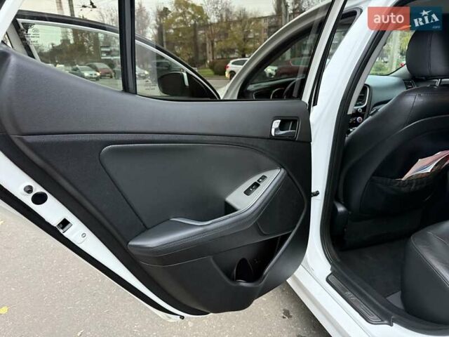 Білий Кіа Оптіма, об'ємом двигуна 2 л та пробігом 283 тис. км за 11500 $, фото 24 на Automoto.ua
