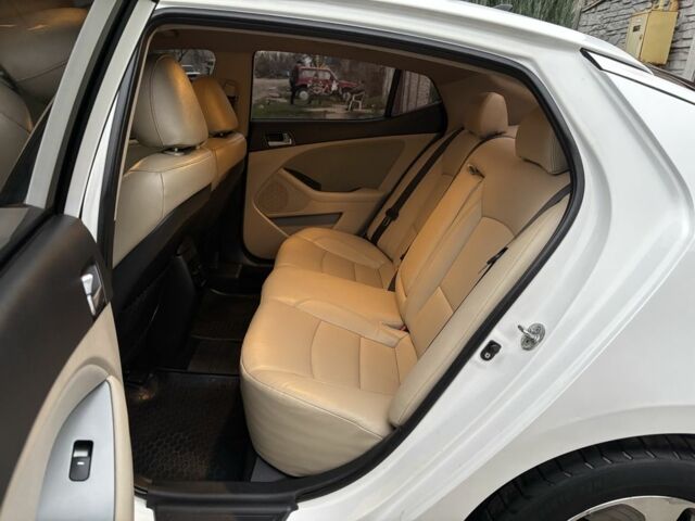 Білий Кіа Оптіма, об'ємом двигуна 2.4 л та пробігом 188 тис. км за 8800 $, фото 19 на Automoto.ua